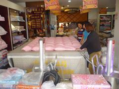 供應(yīng)羽絨被充絨機(jī)設(shè)備，占地小充絨機(jī)廠家，全自動充絨機(jī)價格