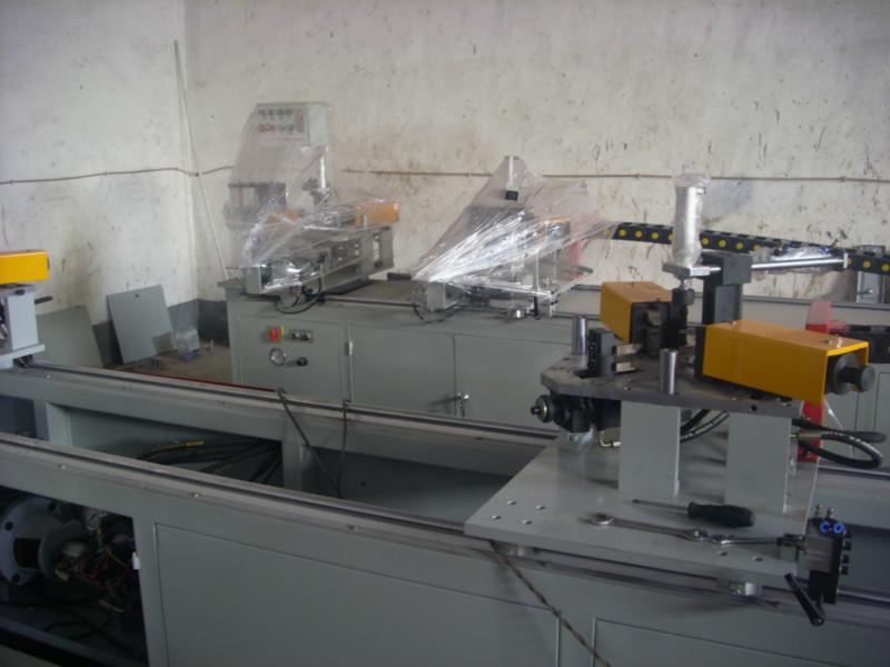 斷橋鋁門窗設(shè)備雙頭組角機(jī)批發(fā)圖片