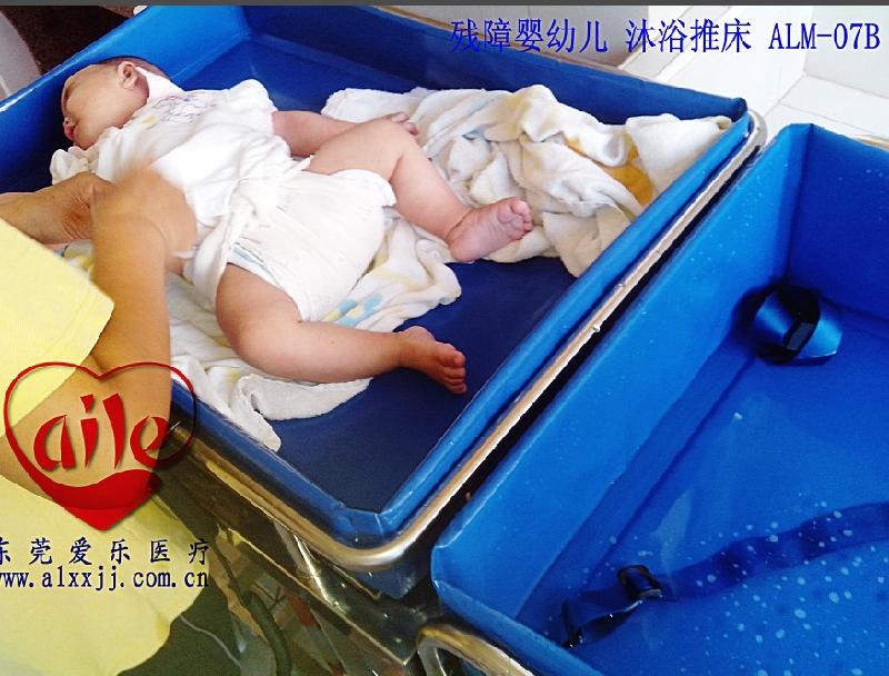 供應(yīng)兒童升降洗澡床 殘障兒童沐浴床電話 殘障兒童泡澡床廠家