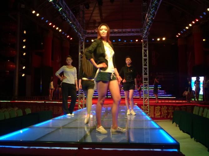 深圳興隆遠(yuǎn)光燈出租舞臺(tái)搭建模特走圖片