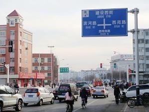 广告牌杆T型立杆立柱道路标牌杆图片