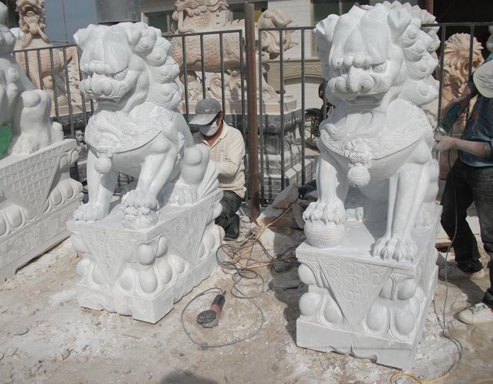 供應(yīng)漢白玉獅子廠家制作