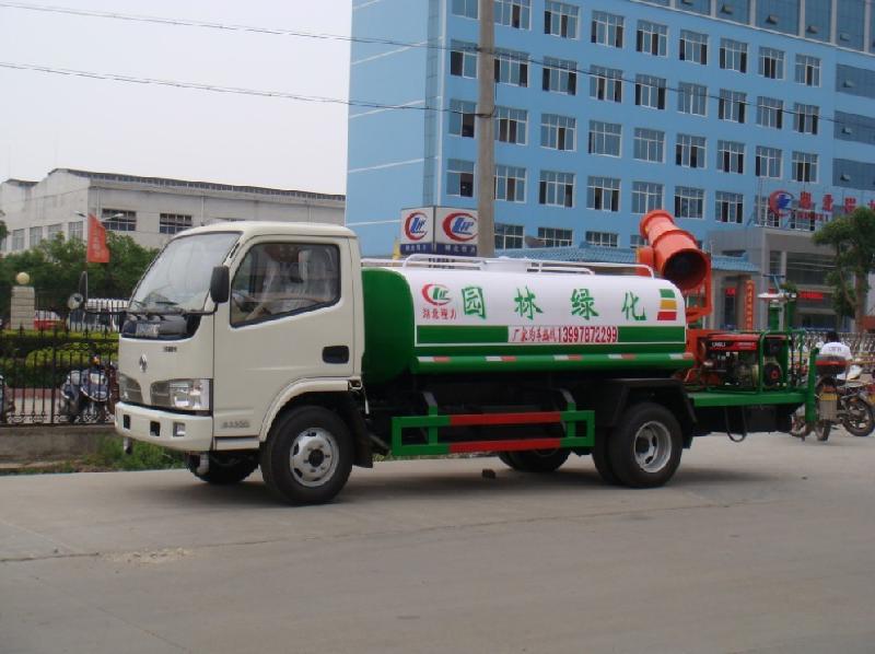 草坪綠化的灑水車圖片