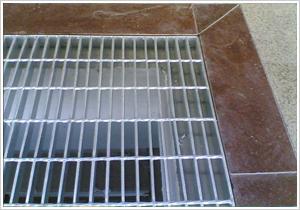 供應(yīng)鋼格板的參考價(jià)格，鋼格板圍欄，安裝鋼格板，排水溝蓋。