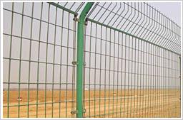 供應(yīng)隔離柵，護(hù)欄網(wǎng)，雙邊絲護(hù)欄網(wǎng) 安平縣天寶金屬絲網(wǎng)廠