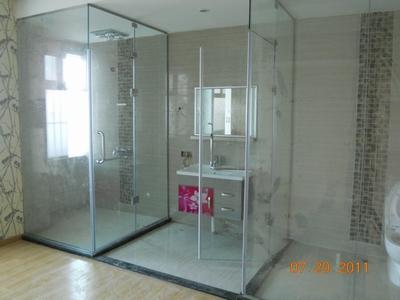 供應(yīng)深圳淋浴房廠家承接精裝修淋浴隔斷工程