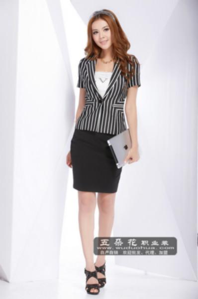 供應(yīng)女性穿西裝注意事項(xiàng)