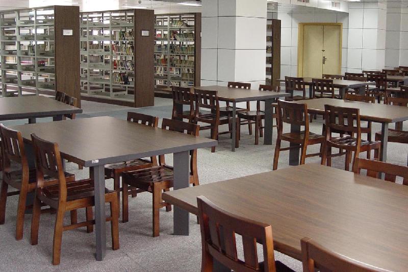 供應(yīng)實(shí)木閱覽桌椅