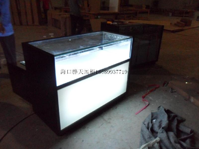 供應(yīng)?？谪浌窈？趯９袢齺喒衽_定做海南店面設(shè)計展柜生產(chǎn)出租