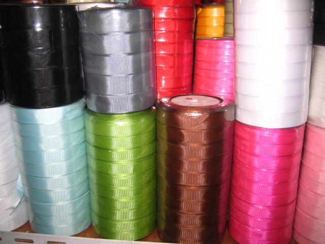 供應(yīng)現(xiàn)貨彩帶絲帶色丁帶滌綸帶包裝帶 現(xiàn)貨彩帶絲帶色丁帶滌綸帶包裝帶廠