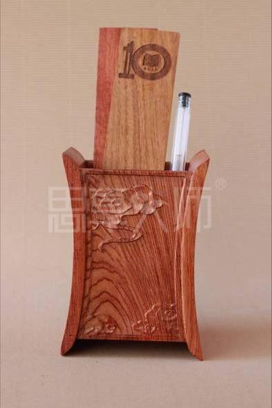 供應(yīng)東莞紅木禮品生產(chǎn)廠家批發(fā)紅木筆筒/紅木辦公禮品