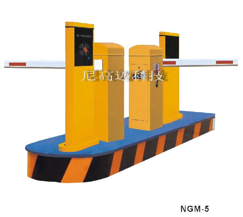 供应佛山中距离停车场，小区1米读卡停车场管理设备，智能道闸系统