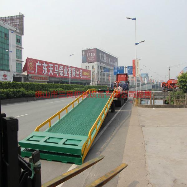 供應(yīng)集裝箱裝卸臺(tái)液壓登車橋移動(dòng)式車橋生產(chǎn)廠家