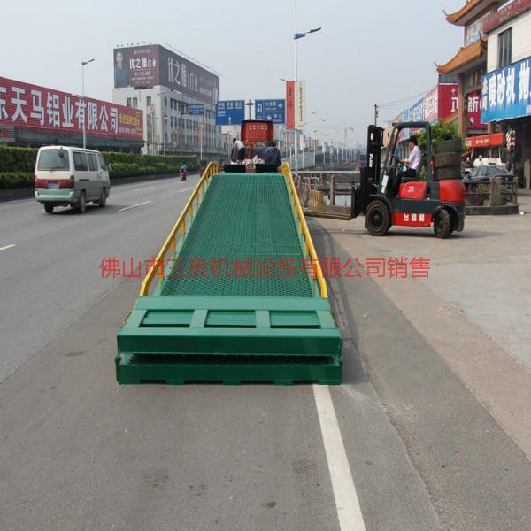 供應(yīng)福建移動(dòng)式登車橋廠價(jià)直銷，福建省移動(dòng)式登車橋在哪里買好