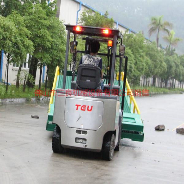 供應(yīng)佛山移動(dòng)式登車橋價(jià)格是多少錢，順德附近*的移動(dòng)式登車橋哪找