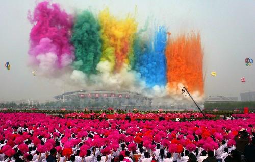 供應(yīng)閉幕詞彩煙廣州高空彩煙婚慶造型焰火字幕焰火