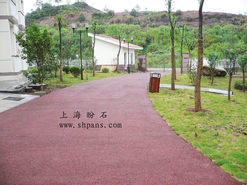 高透水混凝土地面施工-鋪裝-性能優(yōu)勢（透水混凝土廠家供給）