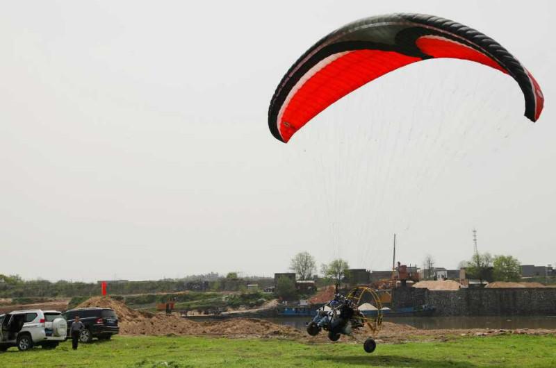 動(dòng)力傘飛行體驗(yàn)平臺(tái)圖片