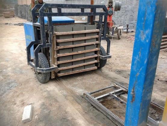 供應(yīng)南昌梧州宜春水泥制磚機運磚叉車