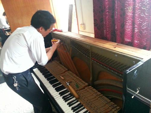 南頭找調琴師上門，所有問題迎刃而解，東鳳YAMAHA鋼琴