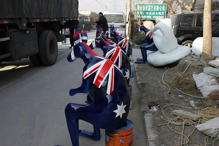 供應(yīng)玻璃鋼烤漆雕塑玻璃鋼游戲人物雕塑