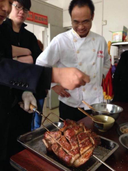 炭火烤羊腿/烤羊排培訓(xùn)深圳創(chuàng)富專業(yè)烤羊腿/烤羊排技術(shù)培訓(xùn)中心