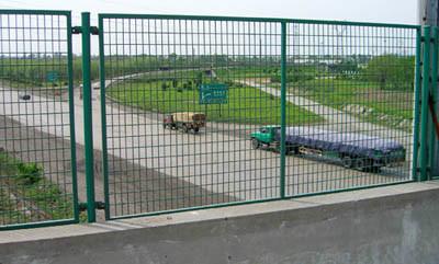 供應(yīng)潤環(huán)絲網(wǎng)直銷交通道路設(shè)施隔離柵