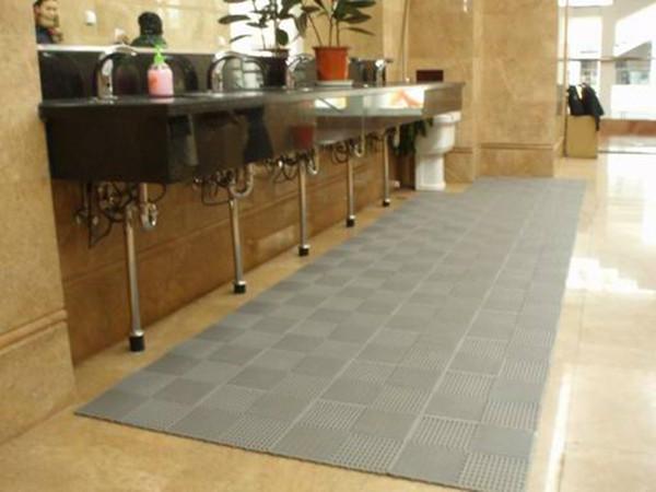 防滑地墊在衛(wèi)生間內(nèi)起到的作用圖片