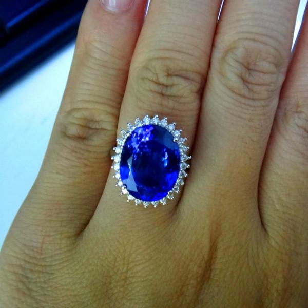 供應(yīng)8.72克拉橢圓形坦桑石裸石戒指鑲嵌戴妃款戒指