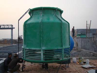 化工廠大型設(shè)備機器冷卻水塔圖片