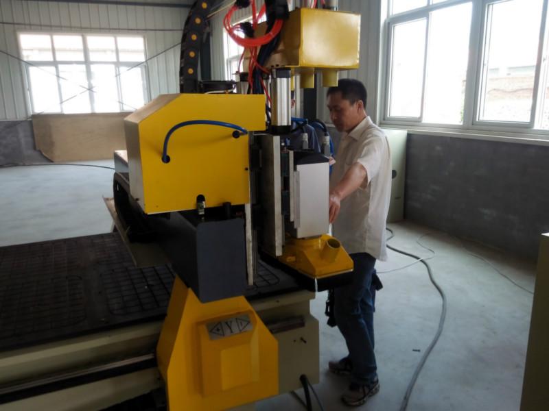 河北全自動(dòng)除塵雕花機(jī)圖片