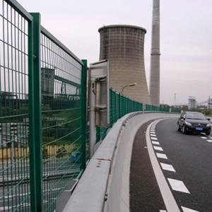 *供應(yīng)護(hù)欄網(wǎng)3米/套 公鐵路防護(hù)隔離網(wǎng)