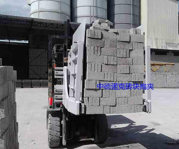 叉車抱磚抱磚夾叉車裝卸車抱磚夾圖片