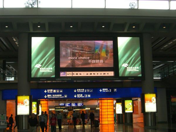 供應(yīng)P3三合一表貼顯示屏。適用商場，車站，郵電局等。