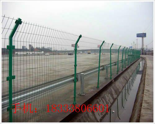 三仁鐵路隔離柵護(hù)欄網(wǎng)廠家