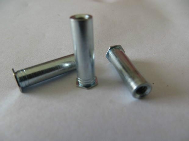 廠家供應(yīng)佛山盲孔壓鉚螺母柱