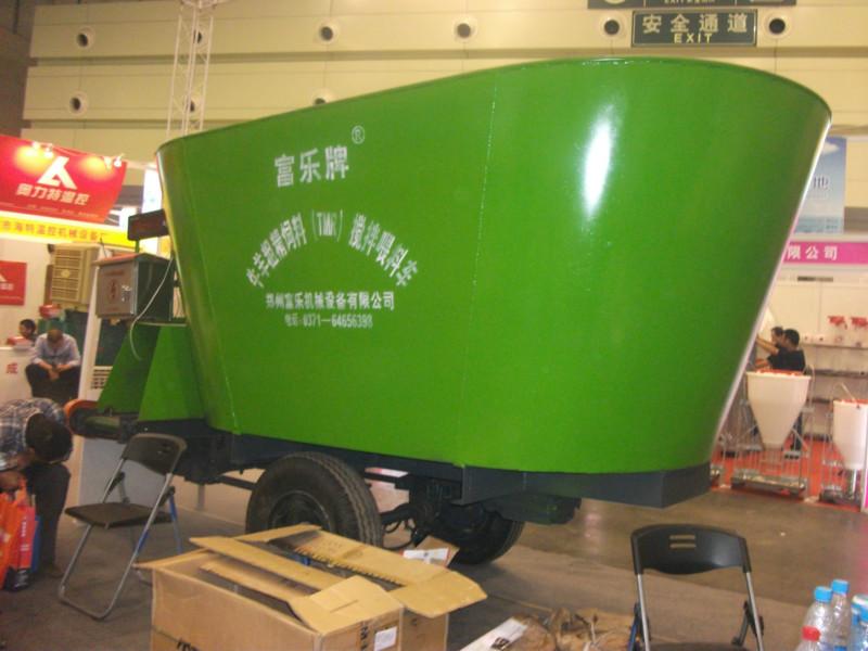 供應(yīng)河南牛羊自動(dòng)喂料車，牛羊自動(dòng)喂料車報(bào)價(jià)