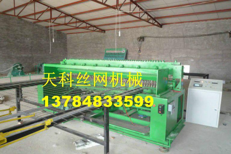 鐵絲網(wǎng)片機(jī)圖片