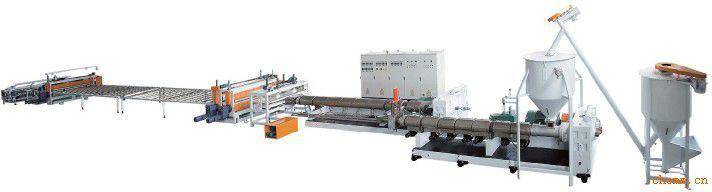 PVC寬幅地板革擠出生產(chǎn)線圖片