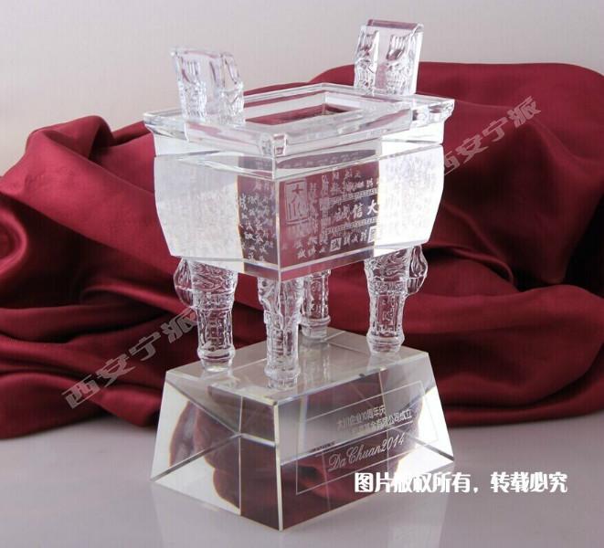 供應(yīng)西安水晶各種擺件水晶獎(jiǎng)杯大量定做刻字