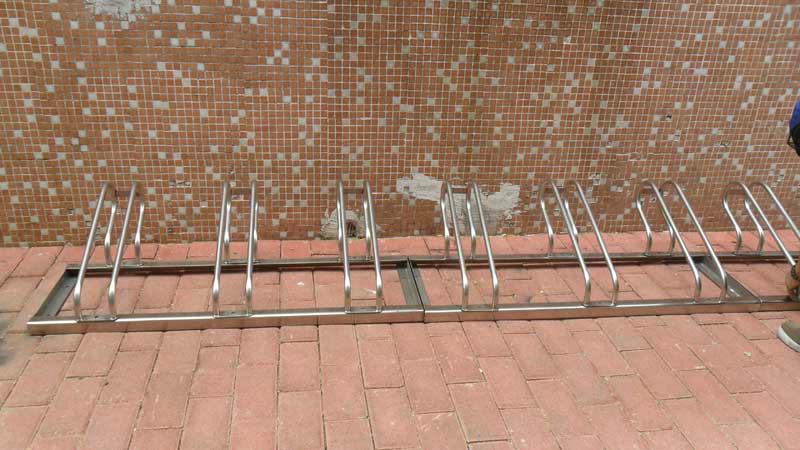 供應(yīng)新恒安*生銹卡位式自行車停車架