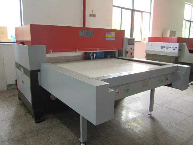 供應(yīng)XCLL4-600KN 單邊自動(dòng)送料精密四柱液壓下料機(jī)