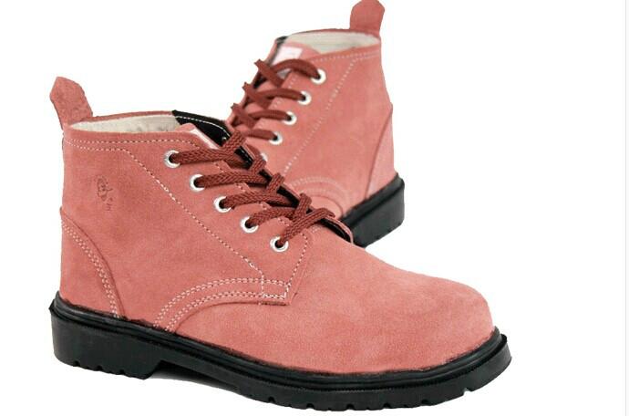 供應(yīng)上海奉賢建材市場(chǎng)志誠(chéng)勞防用品批發(fā)包裝材料膠帶纏繞膜手套口罩工作服勞保鞋