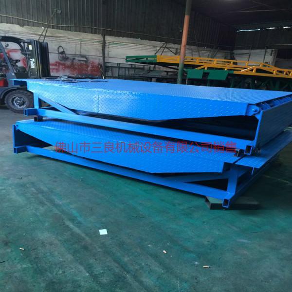 供應(yīng)江西水液壓登車橋哪里買好， 佛山三良機械生產(chǎn)廠家現(xiàn)貨直售