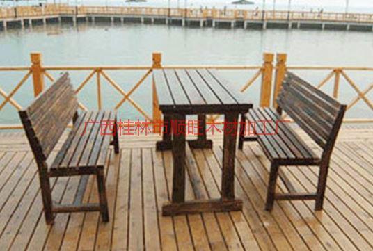 供應度假村碳化木休閑桌椅廠家,廣西訂做度假村碳化木休閑桌椅
