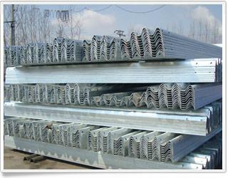 供應(yīng)山西晉城道路中央分隔護(hù)欄