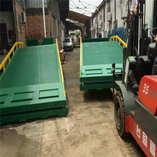 集裝箱裝卸平臺(tái)公司,集裝箱裝卸平臺(tái)報(bào)價(jià),三良機(jī)械