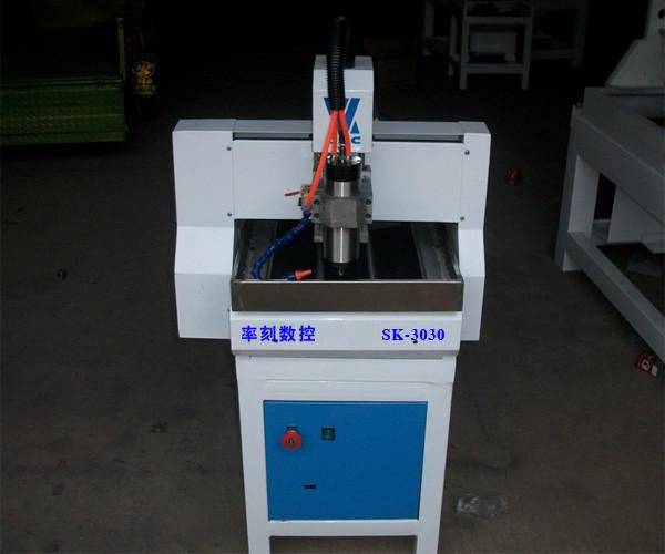 供應(yīng)數(shù)控木工雕刻機(jī)木工雕刻機(jī)價(jià)格聯(lián)系電話18253856676