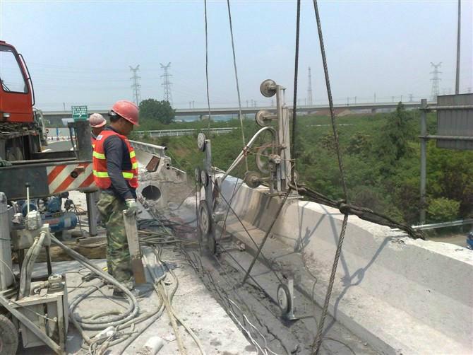 供應(yīng)高速公路防撞墻切割混凝土切割