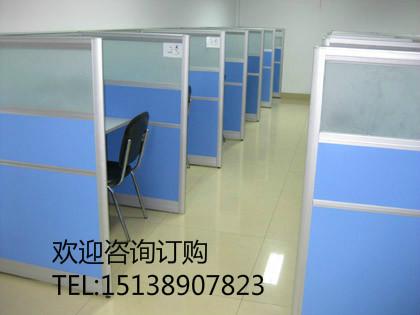 供應(yīng)一對(duì)一課桌椅_鄭州一對(duì)一課桌椅哪里銷售？帶屏風(fēng)的一對(duì)一培訓(xùn)學(xué)習(xí)桌
